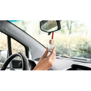 Pewangi mobil gantung