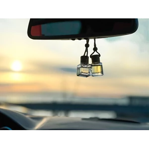 Pewangi mobil gantung 